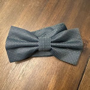 Olive green print bow tie, can bundle with other bow ties!
